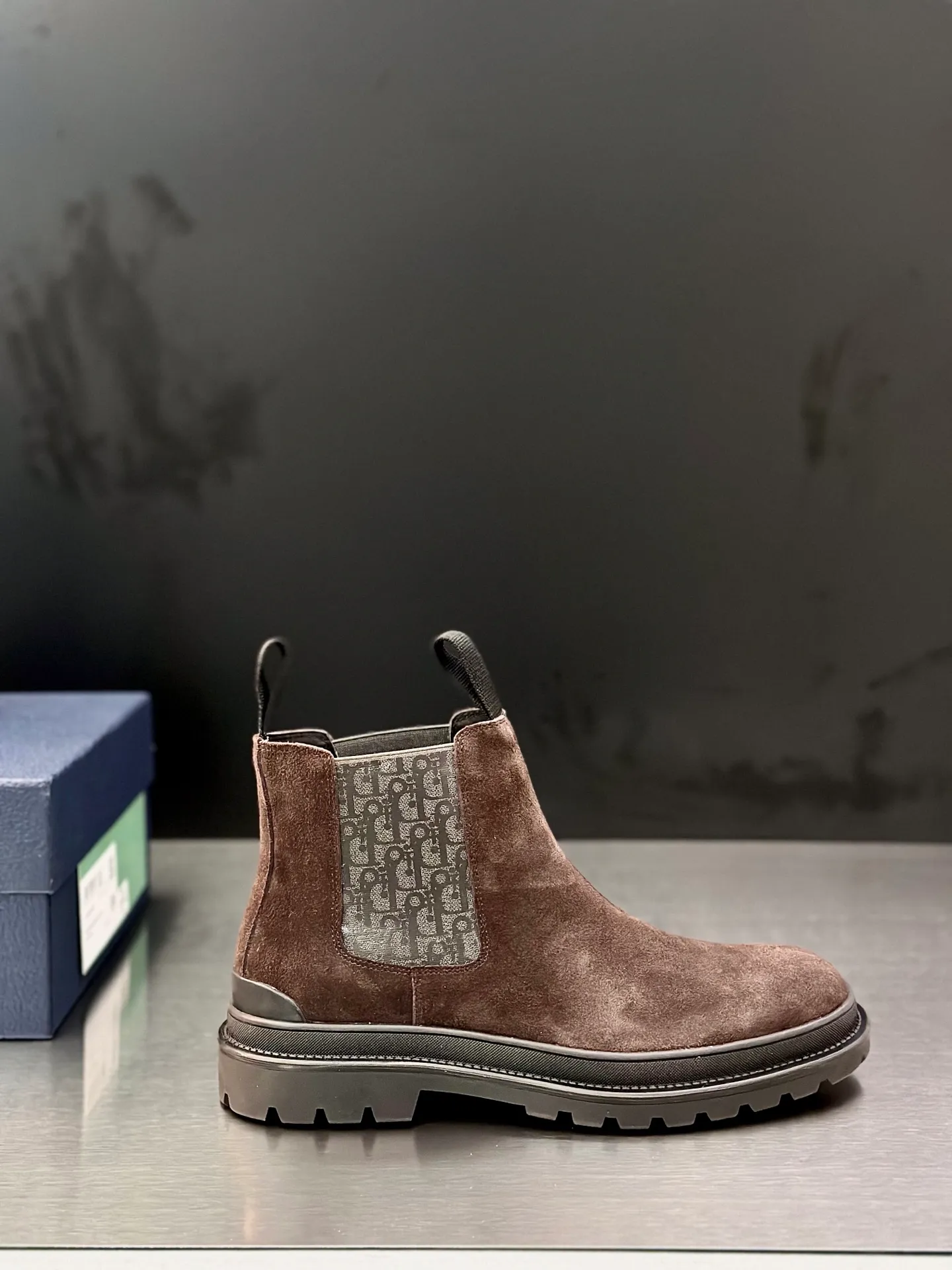 Men's shoes 💰920 Dior Dior high-top sneakers, top-quality goods produced in Dongguan, show version, leading counter trial style, Nappa cowhide material, light and breathable, soft and comfortable, easier to put on and take off, calfskin leather edging, distinctive sports style, genuine leather tongue Dior letter badge, showing the brand style, lightweight embossed pattern rubber sole, light and genuine leather feet, with original packaging Size: 39-40-41-42-43-44 (45, 46 customized) leather shoe size